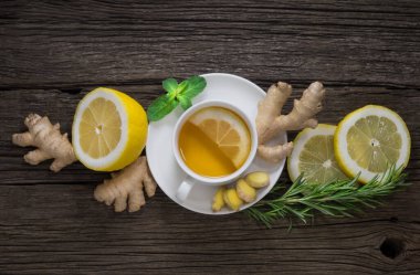 Taze, sağlıklı zencefilli çay ve yeşil nane ve biberiyeli olgun limon.
