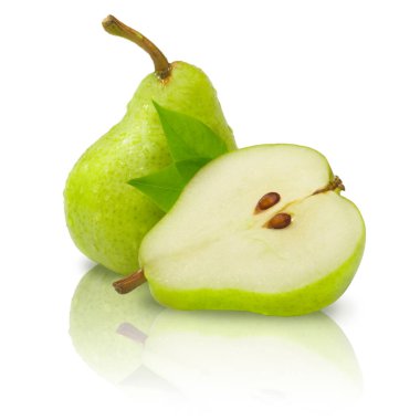 Beyaz arka planda izole edilmiş olgun yeşil armut. Taze meyve ürünleri.