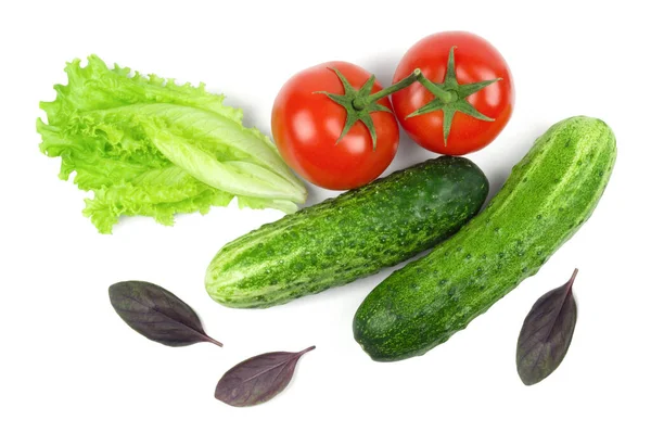 Reife Tomaten Und Gurken Und Salatblätter Isoliert Auf Weißem Hintergrund — Stockfoto