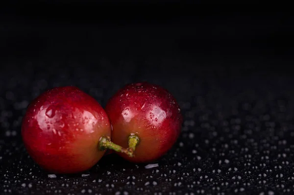 Soczyste Czerwone Winogrona Czarnym Tle Kroplach Wody — Zdjęcie stockowe