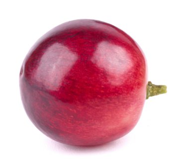 Beyaz arka planda izole edilmiş kırmızı tatlı bir üzüm..