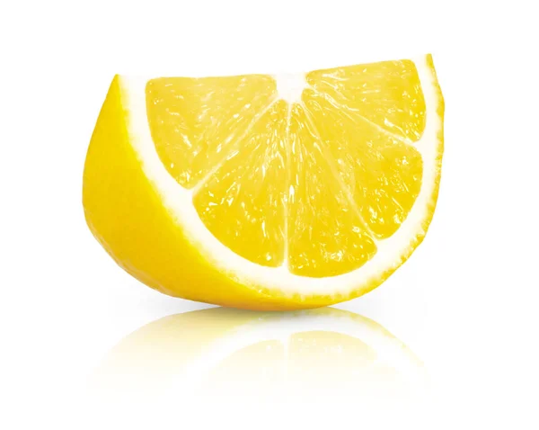 Tranches Citron Jaune Fraîches Juteuses Isolées Sur Blanc — Photo