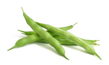 Taze yeşil fasulye kabukları beyaz arka planda izole edilmiş. Olgun sebzeler.