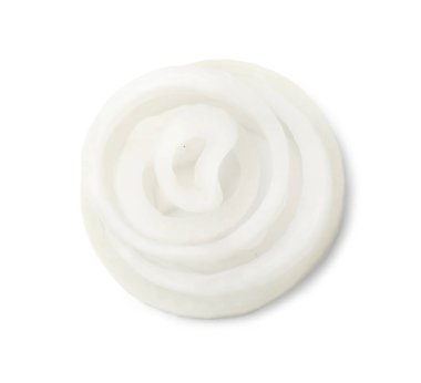 Beyaz arka planda izole edilmiş dilimlenmiş soğan halkaları. Yemek pişirmek için gerekli malzemeler.