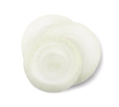 Beyaz arka planda izole edilmiş dilimlenmiş soğan halkaları. Yemek pişirmek için gerekli malzemeler.