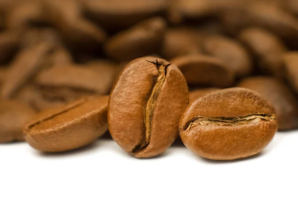 Aromatische Geröstete Kaffeekörner Isoliert Auf Weißem Hintergrund Kaffee Hintergrund — Stockfoto