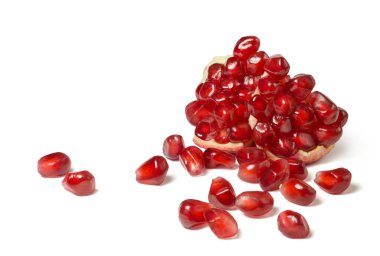 Beyaz zemin üzerinde izole kırmızı olgun nar ve nar tohumları dilimi.