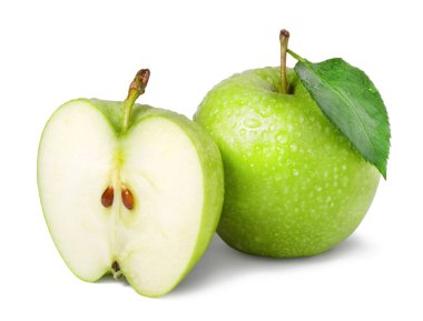 Olgun sulu yeşil elma ve beyaz arka planda izole edilmiş elmanın yarısı. Taze meyve..