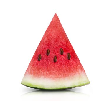 Beyaz arka planda izole edilmiş olgun sulu karpuz dilimi. Taze meyve..