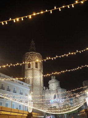 Valencia 'da Noel, Valencia sokaklarında yeni yıl ışıkları. Valencia Katedrali Noel ışıklarında