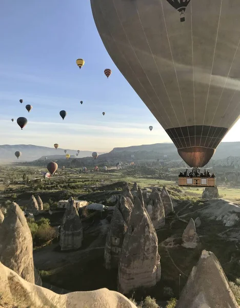 Kapadokya, Türkiye 'de güneş doğarken sıcak hava balonları. Uçan balonlar