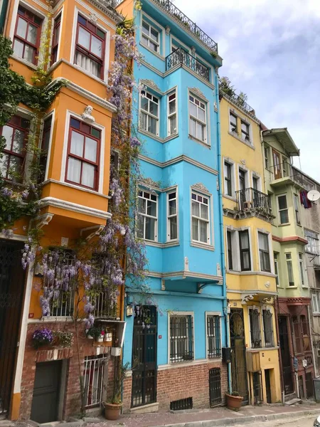 İstanbul, Türkiye 'nin tarihi bir semti olan Balat ilçesinde parlak renkli evler,