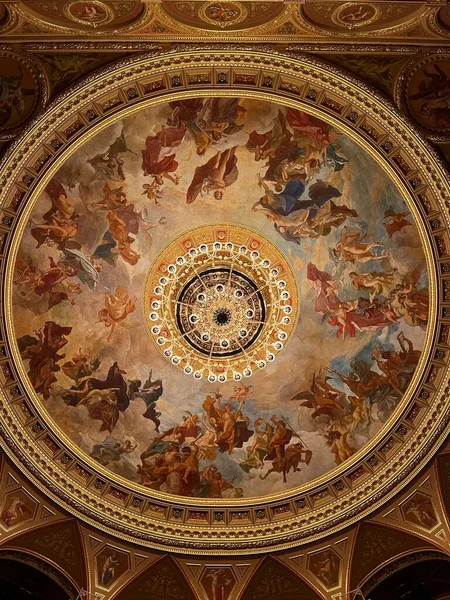 Budapeşte Operası 'nın boyanmış tavanı. Macaristan, Budapeşte 'nin bir simgesi.
