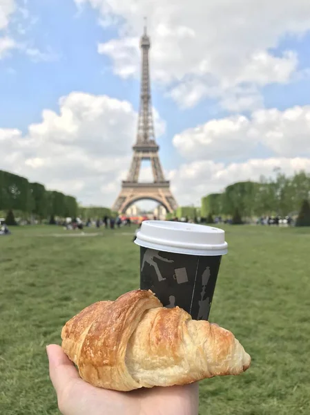 Kahve, kruvasan ve arka planda Eyfel Kulesi, Paris, Fransa. Fransız kahvaltısı.