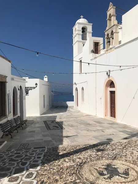 Yunanistan 'ın Milos Adası, Akdeniz kıyısındaki Plaka kentinin beyaz sokakları. Yunan Ortodoks Kilisesi, Yunan mimarisi.