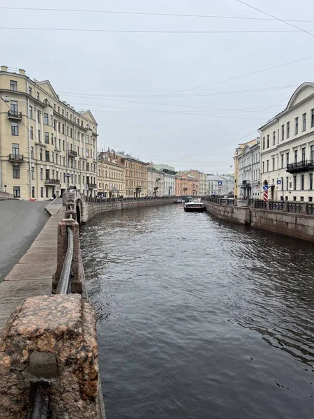 Rusya 'nın St. Petersburg kentindeki eski şehrin merkezi olan Moika Nehri seti boyunca uzanan tarihi binalar. Bulutlu bir gri günde St. Petersburg mimarisi.