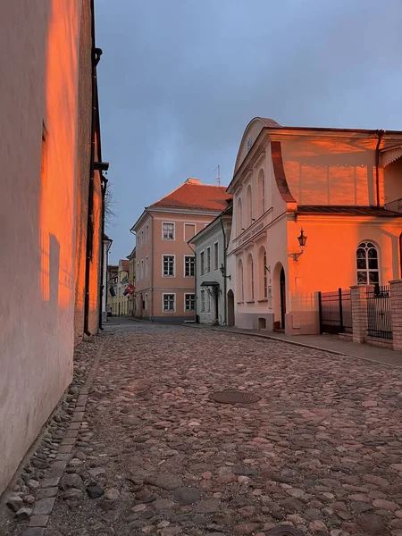 Tallinn 'in sıcacık sokakları gün batımında aydınlandı. Tallinn, Estonya 'daki Eski Şehir' in büyülü atmosferi. Gün batımından önceki ışık ve gölge oyunu.