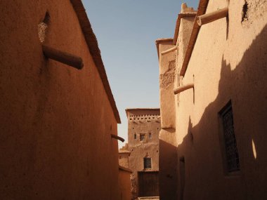 Geleneksel kil evlerle çevrili Ait Ben Haddou Arap Çarı 'nın dar sokaklarında bir yürüyüş. Fas mimarisi, Fas seyahati.