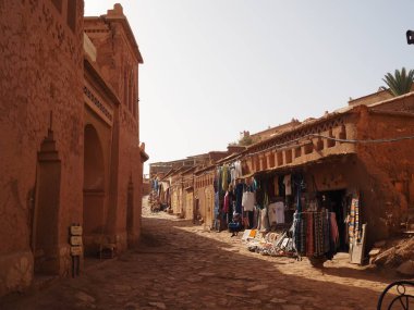 Arap kil çarı Ait Ben Haddou, Fas sokaklarında geleneksel bir Fas pazarı.