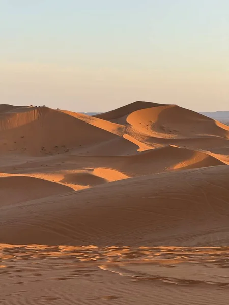 Gün batımında Merzouga Sahra Çölü 'nün turuncu kum tepeleri arasında ışık ve gölge oyunu. Çöl manzarası. Fas 'a git. Erg Chebbi kumulları.