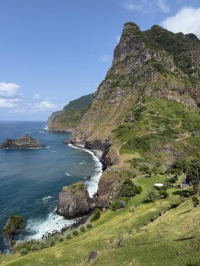 Miradouro de Sao Cristovao, görkemli yeşil üçgen uçurumuna ve mavi okyanus dalgalarına bir bakış açısı. Madeira Adası, Santana, Portekiz.