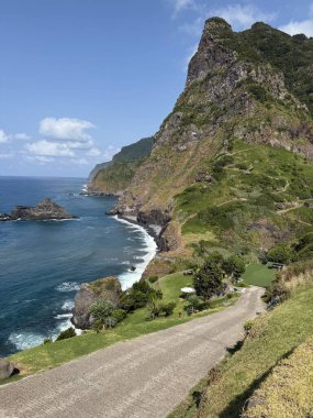 Miradouro de Sao Cristovao, görkemli yeşil üçgen uçurumuna ve mavi okyanus dalgalarına bir bakış açısı. Madeira Adası, Santana, Portekiz.