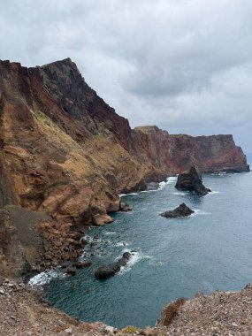 Cape Sao Lourenco 'nun çöl manzarası. Renkli tepeler ve sakin körfez. Madeira Adası, Portekiz, PR8 Vereda da Ponta de Sao Lourenco.
