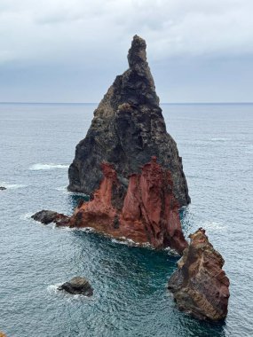 Cape Sao Lourenco 'nun çöl manzarası. Okyanusta büyük siyah üçgen bir kaya. Madeira Adası, Portekiz, PR8 Vereda da Ponta de Sao Lourenco.