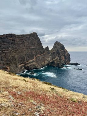 Cape Sao Lourenco 'nun çöl manzarası. Volkanik kayalıklar okyanusun üzerinde yükseliyor. Madeira Adası, Portekiz, PR8 Vereda da Ponta de Sao Lourenco.