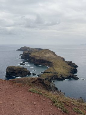 Cape Sao Lourenco 'nun çöl manzarası. Ponta do Furado 'nun manzarası, adanın manzarası. Madeira Adası, Portekiz, PR8 Vereda da Ponta de Sao Lourenco.