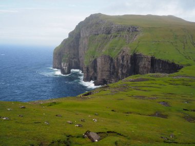 Faroe Adaları 'nın yemyeşil kuzey manzaraları. Suduroy Adası, Asmundarstakkur 'un dramatik iklimleri.