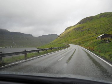 Faroe Adaları 'nın yeşil manzaraları bir araba penceresinden. Faroe Adaları 'nda bir yolculuk..