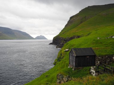 Faroe Adaları 'nın yeşil kuzey manzaraları. Mikladalur Köyü, Kalsoy Adası.