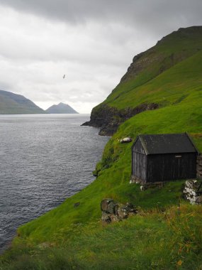 Faroe Adaları 'nın yeşil kuzey manzaraları. Mikladalur Köyü, Kalsoy Adası.