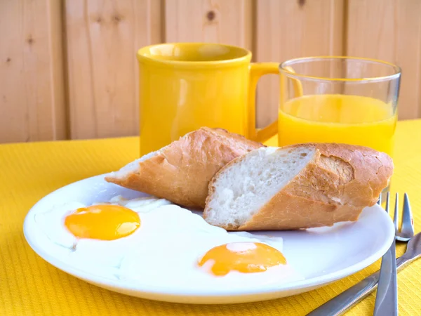 Pequeno-almoço na toalha de mesa amarela — Fotografia de Stock