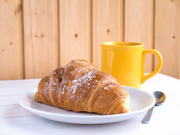 Continental breakfast on the white wooden table — Stock Photo, Image