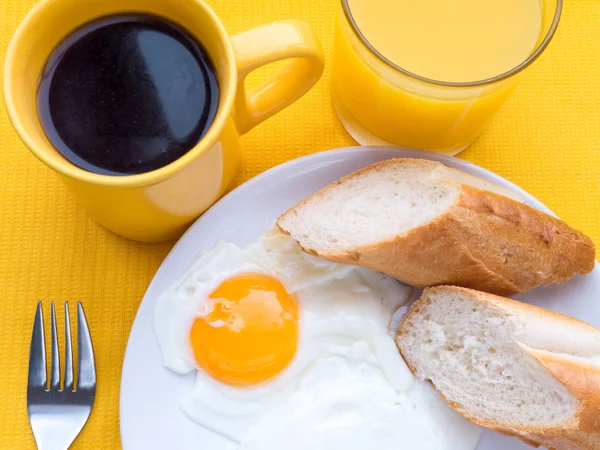 Kahvaltı kızarmış yumurta, kahve ve portakal suyu — Stok fotoğraf