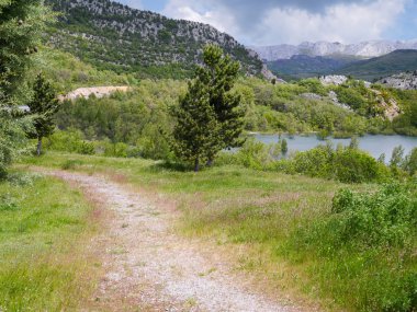dağlarda yürüyüş yolu