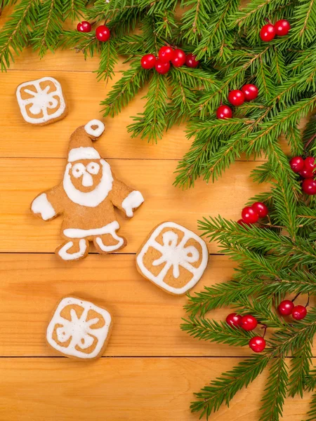 Árvore de Natal e bagas vermelhas e Santa com presentes biscoitos — Fotografia de Stock