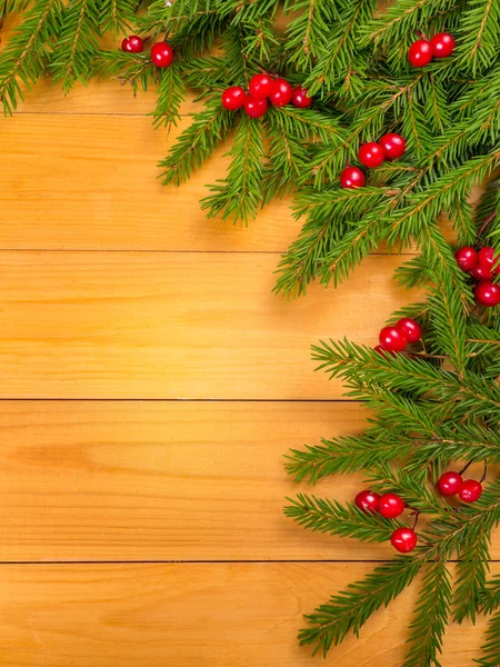 Vánoční strom a červené bobule roh — Stock fotografie