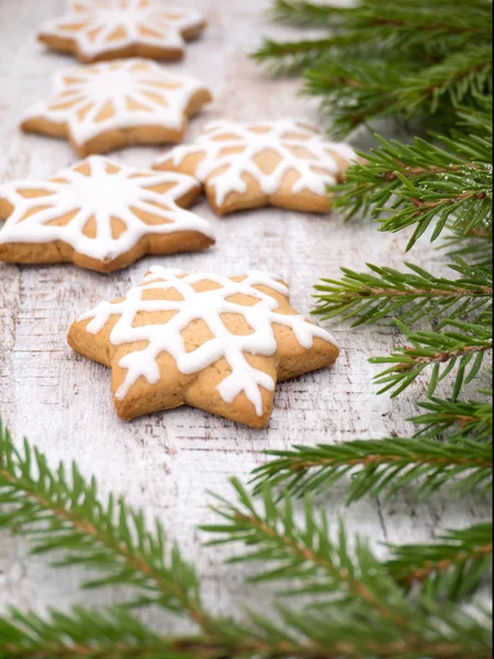 Árvore de Natal e cookies estrela — Fotografia de Stock