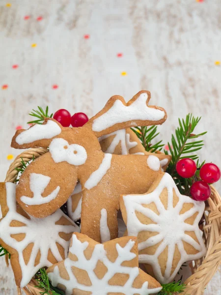 Renas e estrelas biscoitos, árvore de Natal e bagas vermelhas — Fotografia de Stock