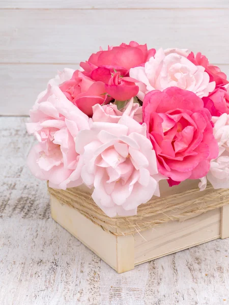 木製の箱にピンクと淡いピンクのバラの花束 — ストック写真