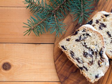 Dokulu ahşap tahta üzerinde Stollen keki 