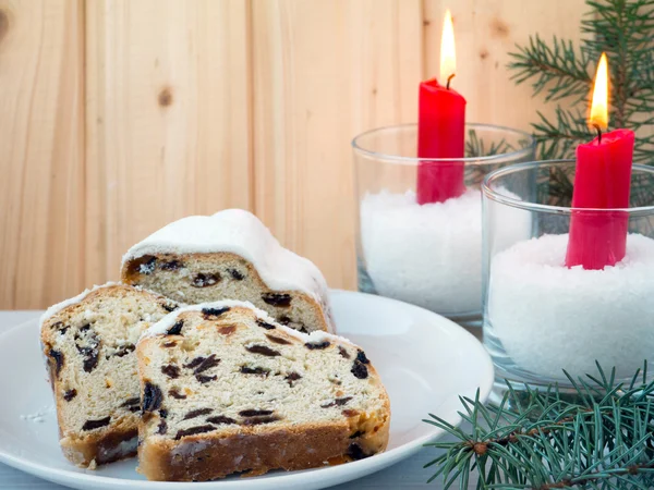 Stollen, árbol de Navidad y velas rojas ardientes —  Fotos de Stock