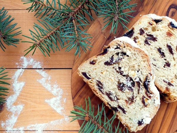 Torta Stollen en el tablero de madera texturizada y el árbol de Navidad de azúcar —  Fotos de Stock