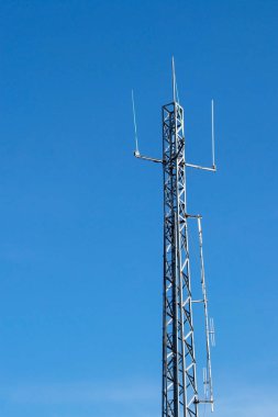 Metalik direkte hava antenleri var. Mobil kulede iletişim ekipmanları. 