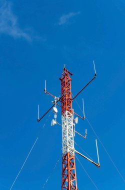 İletişim kulesinde mobil ekipman var. Metalik direkte telekomünikasyon hava antenleri. 