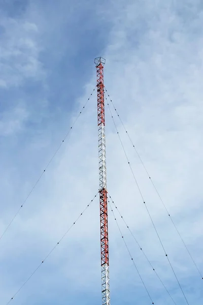 Lange Rode Witte Radio Communicatie Mast Met Ondersteunende Guy Wire — Stockfoto