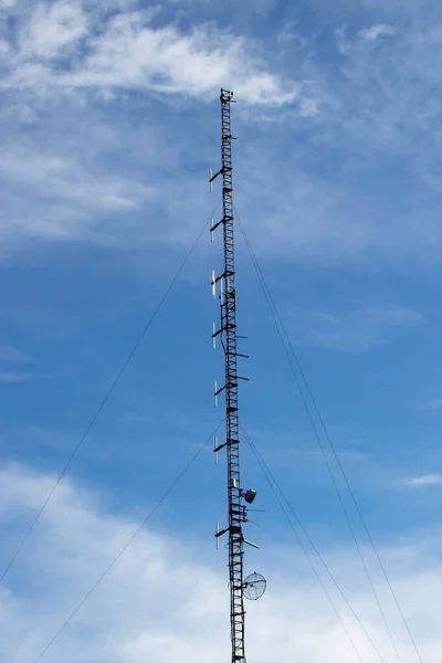 Grand Mât Communication Radio Tour Mobile Avec Antennes Matériel Télécommunication — Photo